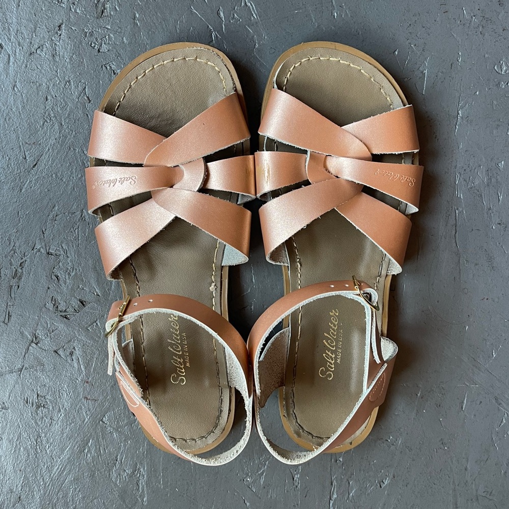 Original Saltwater Sandals in Rose Gold Leather, Big Kids Size 7 or Women’s 9